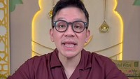 Kolaborasi dengan merek Al-Qaseem Kurma, adik Ruben Onsu ini menjual kurma saat Ramadan. Harga per kg-nya hanya Rp 35 ribuan. Foto: TikTok @jordionsu.official