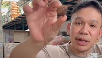 Jordi juga menjual snack soes selimut double cokelat, cokelat keju, dan cokelat pandan. Terlihat ia jualan live di pabrik. Foto: TikTok @jordionsu.official