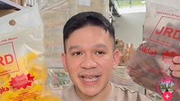 Sering kali Jordi membuat penawaran menarik. Ia membuat bundling paket JRD Snack dengan stoples cantik yang cocok buat suguhan lebaran. Foto: TikTok @jordionsu.official