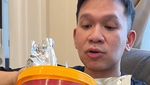 Jordi Onsu Sibuk Promosikan Lauk hingga JRD Snack di TikTok