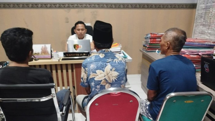 Ketiga pelaku judi domino di Bangkalan saat diperiksa di kantor polisi