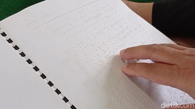 Kala penyandang tunanetra khusyuk mengaji Al-Qur'an braille.