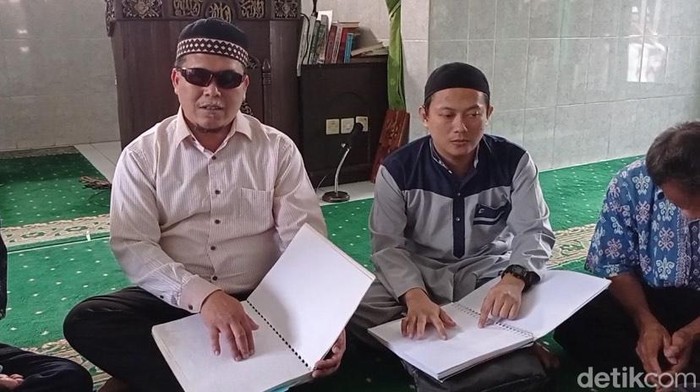 Kala penyandang tunanetra khusyuk mengaji Al-Quran braille.
