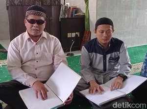 Kala Tunanetra di Sukabumi Khusyuk Tadarus Al-Quran Braille