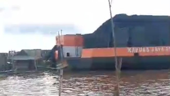Kapal tongkang batubara hantam rumah warga di Palembang, 2 dapur rusak parah-1 kapal tenggelam.