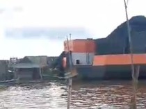 Detik-detik Tongkang Batu Bara Tabrak 2 Rumah di Sungai Musi Palembang