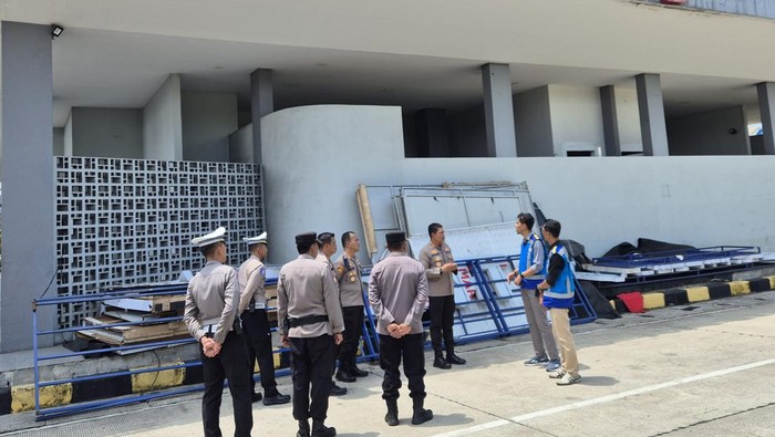 Kapolda Jawa Tengah (Jateng) Irjen Ribut Hari Wibowo meninjau kesiapan pos pengamanan mudik di Tol Trans Jawa. (Dok istimewa).