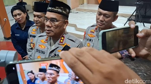 Kapolda NTT, Irjen Daniel Tahi Monang Silitonga, saat diwawancarai wartawan di kediamannya di Kota Kupang, NTT, Kamis (13/3/2025) malam. (Yufengki Bria/detikBali).