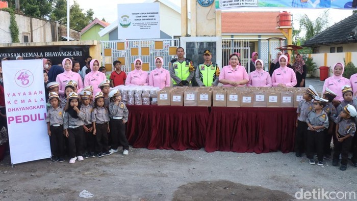 Kapolres Bojonegoro dan Bhayangkari gandeng anak TK berbagi takjil