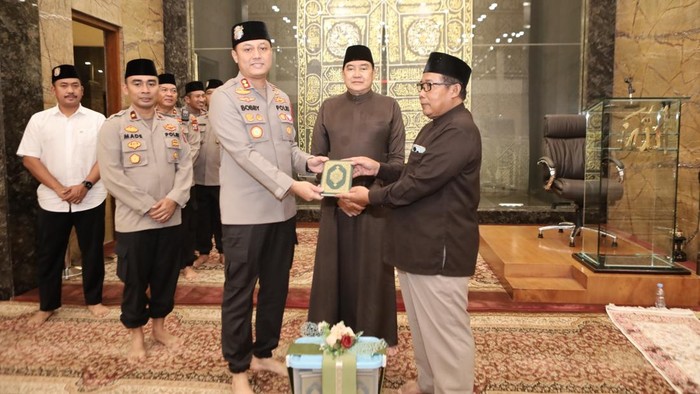 Kapolres Lamongan memberikan mushaf di Masjid Namira.