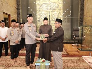Kapolres Lamongan Tarawih dan Serahkan Mushaf Al-Quran di Masjid Namira