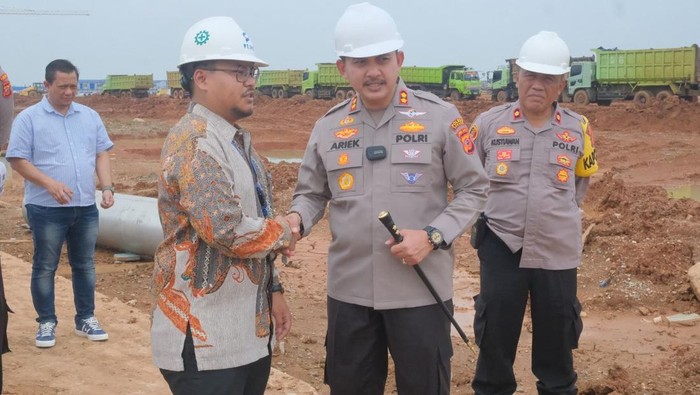 Kapolres Subang saat mengecek langsung pembangunan pabrik mobil listrik di Subang