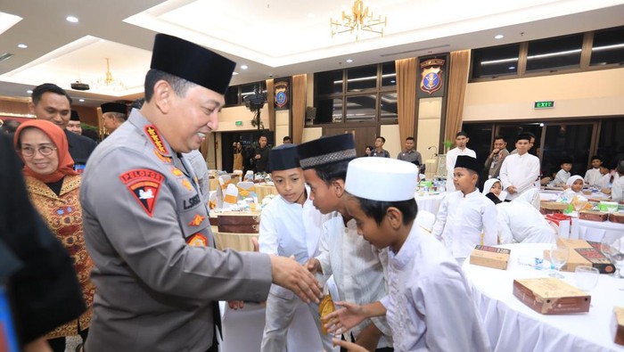 Kapolri bagikan tali asih ke anak yatim saat buka puasa bersama