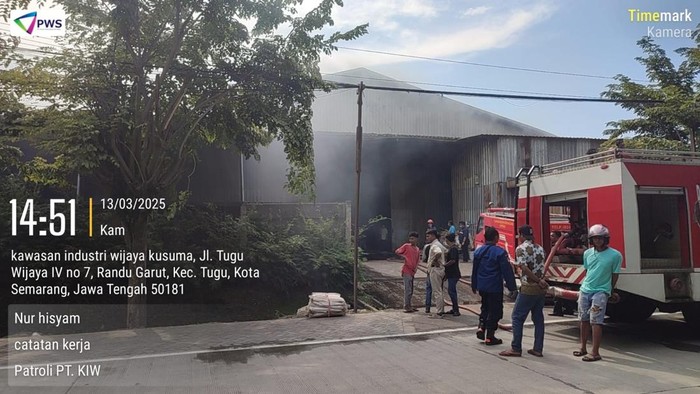 Kebakaran di PT Mandiri Timber, Kelurahan Randu Garut, Kecamatan Tugu, Kota Semarang, Kamis (13/3/2025).