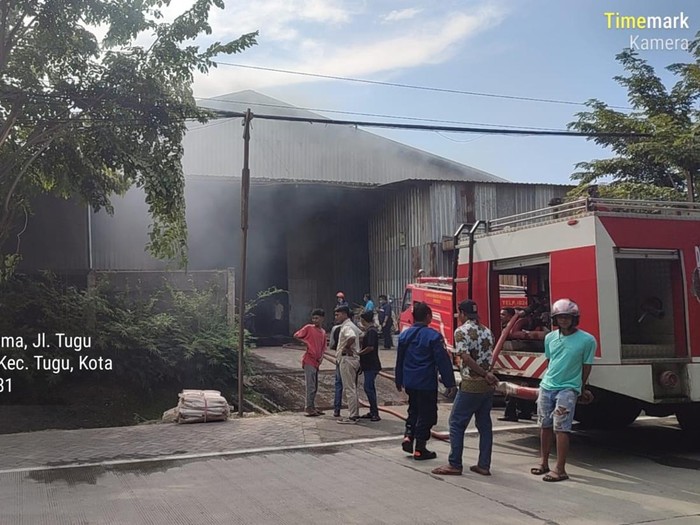 Kebakaran di PT Mandiri Timber, Kelurahan Randu Garut, Kecamatan Tugu, Kota Semarang, Kamis (13/3/2025).