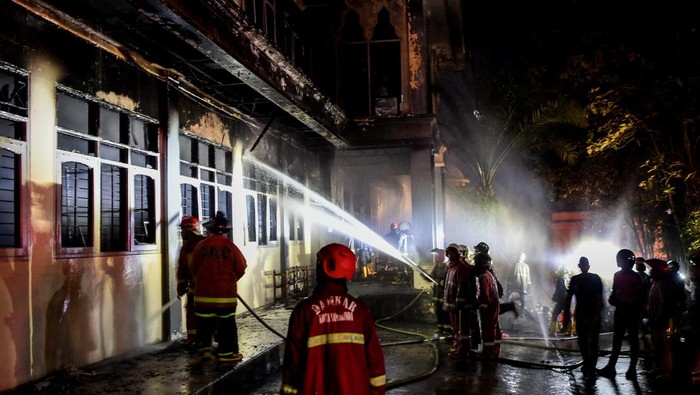 Sejumlah petugas pemadam kebakaran melakukan pembasahan saat terjadinya kebakaran di pondok Pesantren Nabil Husein di Samarinda, Kalimantan Timur, Rabu (12/3/2025). Menurut petugas Dinas Pemadam Kebakaran Kota Samarinda, kebakaran diduga akibat hubungan pendek listrik pada lantai tiga gedung ruang guru dari pondok pesantren itu dan tidak ada korban jiwa. ANTARA FOTO/M Risyal Hidayat/foc.