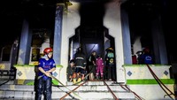 Menurut petugas Dinas Pemadam Kebakaran Kota Samarinda, kebakaran diduga akibat hubungan pendek listrik pada lantai tiga gedung ruang guru. 