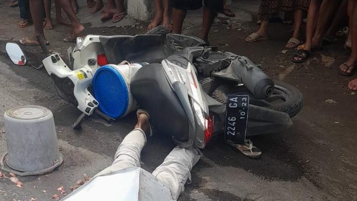 Korban pemotor tewas setelah gagal mendahului truk di Jember