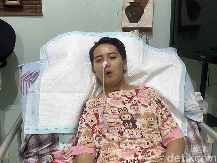 Kondisi Azel mahasiswi UGM korban kecelakaan di Monjali, Sleman kini terbaring di ranjang tidurnya, Rabu (13/2/2025).