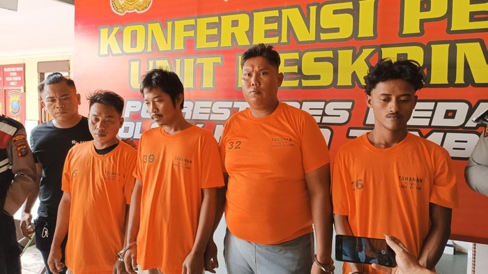 Keempat pelaku dihadirkan saat konferensi pers di Polsek Medan Tembung. (Foto: Istimewa).