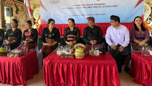 Kegiatan sosial PKK di Wantilan Pura Puseh Asti Gebog Satak Tiga Buungan Desa Tiga, Susut Bangli.