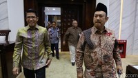 Ketua Komisi XI Mukhamad Misbakhun menyambut kedatangan Menteri Perencanaan Pembangunan Nasional (PPN)/Kepala Bappenas Rachmat Pambudy.