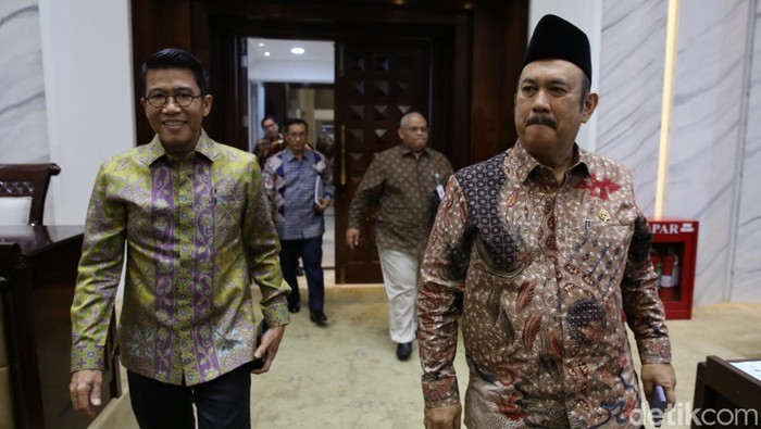 Ketua Komisi XI Mukhamad Misbakhun Bersama Menteri Perencanaan Pembangunan Nasional (PPN)/Kepala Bappenas Rachmat Pambudy saat akan menghadiri rapat kerja di Kompleks Parlemen MPR/DPR-DPD, Senayan, Jakarta, Kamis (13/3/2025). Raker ini membahas Pembahasan Rencana Pembangunan Jangka Menengah Nasional (RPJMN) Tahun 2025 2029.