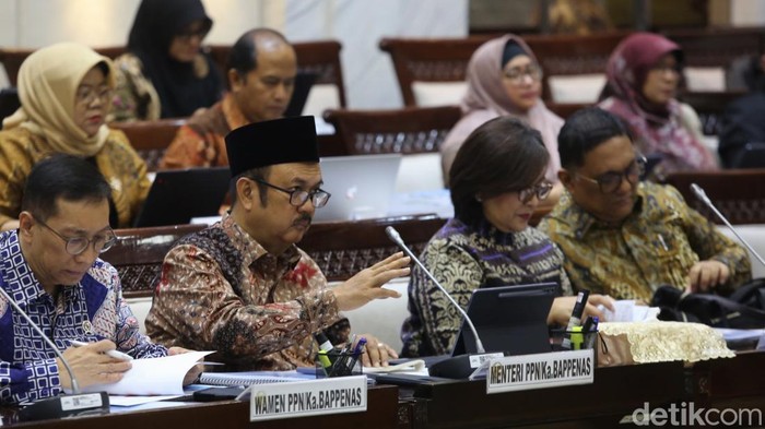 Ketua Komisi XI Mukhamad Misbakhun Bersama Menteri Perencanaan Pembangunan Nasional (PPN)/Kepala Bappenas Rachmat Pambudy saat akan menghadiri rapat kerja di Kompleks Parlemen MPR/DPR-DPD, Senayan, Jakarta, Kamis (13/3/2025). Raker ini membahas Pembahasan Rencana Pembangunan Jangka Menengah Nasional (RPJMN) Tahun 2025 2029.