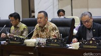 Wakil Ketua Komisi XI Mohammad Hekal melontarkan sejumlah pertanyaan kepada Rachmat Pambudy dalam rapat kerja di Gedung DPR, Jakarta.