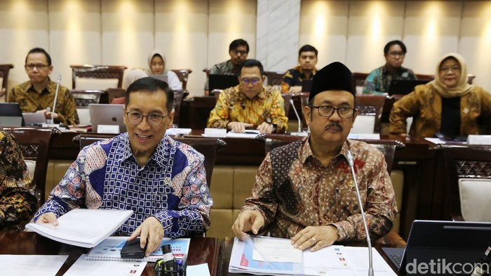 Ketua Komisi XI Mukhamad Misbakhun Bersama Menteri Perencanaan Pembangunan Nasional (PPN)/Kepala Bappenas Rachmat Pambudy saat akan menghadiri rapat kerja di Kompleks Parlemen MPR/DPR-DPD, Senayan, Jakarta, Kamis (13/3/2025). Raker ini membahas Pembahasan Rencana Pembangunan Jangka Menengah Nasional (RPJMN) Tahun 2025 2029.