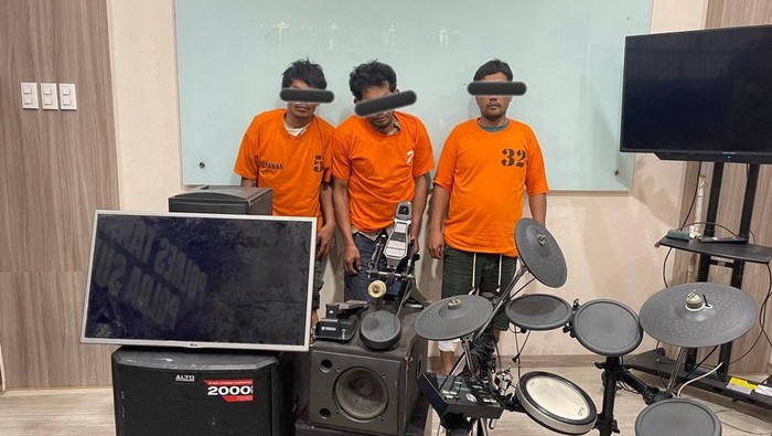 Ketiga pelaku dan barang-barang yang dicuri ketiganya dari resto. (Dok. Polres Tanah Karo)