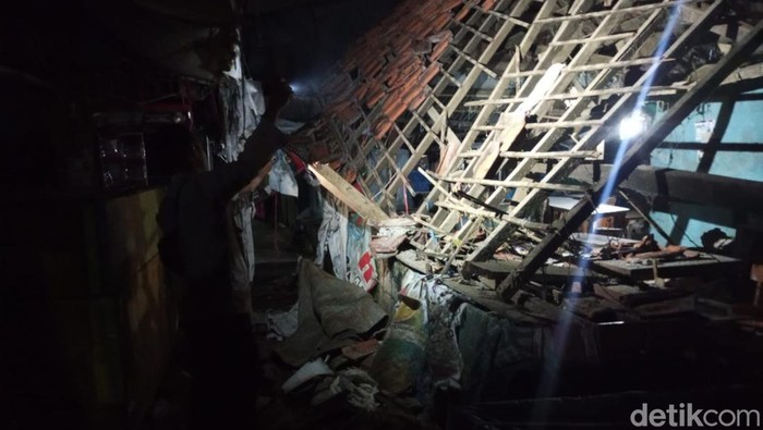 Kondisi atap bangunan Pasar Jatibarang, Brebes, yang ambruk pada Kamis (13/3/2025).