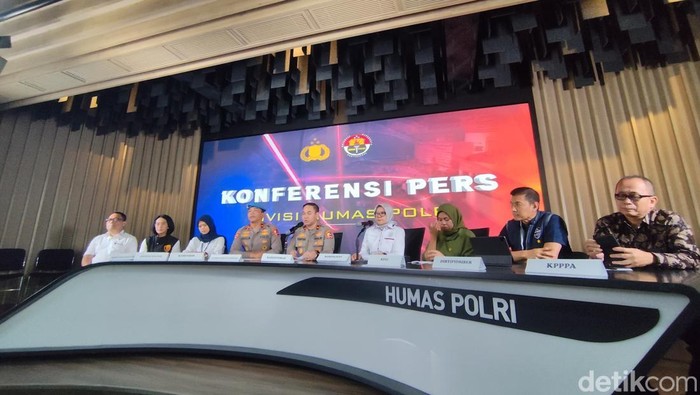 Konferensi pers di Mabes Polri terkait  Mantan Kapolres Ngada AKBP Fajar Widyadharma Lukman Sumaatmaja (Azhar/detikcom)