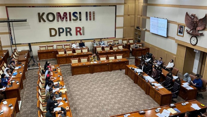 Perwakilan korban yang tergabung dalam Perkumpulan Simbiotik Multitalenta Bersatu (Paguyuban SMB) mengadukan nasib kasus dugaan penipuan dan penggelapan investasi bodong robot trading Net89 ke Komisi III DPR, Kamis (13/3/2025).