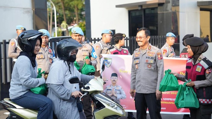 Korps Sabhara (Korsabhara) Baharkam Polri memperingati Hari Ulang Tahun (HUT) ke-73 dengan berbagi takjil kepada warga hingga buka bersama 500 anggota (dok istimewa)