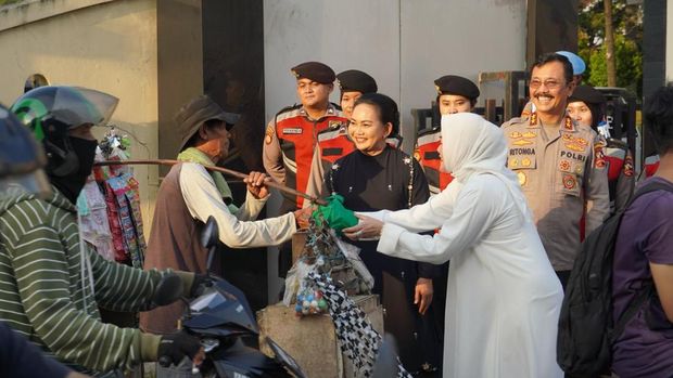 Korps Sabhara (Korsabhara) Baharkam Polri memperingati Hari Ulang Tahun (HUT) ke-73 dengan berbagi takjil kepada penduduk hingga buka berbareng 500 personil (dok istimewa)