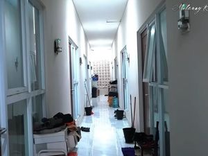 Bahaya Tersembunyi di Balik Jendela Kos yang Menghadap Lorong
