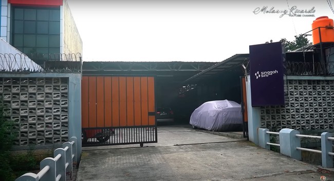 Belum lama ini Melaney Ricardo berkesempatan mengunjungi tempat tinggal pelawak senior Nunung. Rupanya Nunung dan suaminya, Iyan kini tinggal di sebuah kos-kosan sederhana. Foto: YouTube/Melaney Ricardo