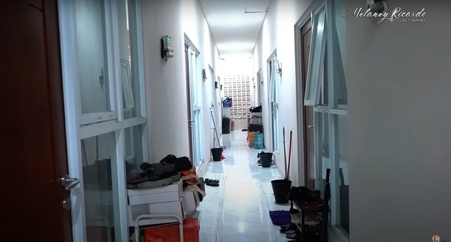 Tak terlalu besar, kos-kosan tersebut berada di kawasan Jakarta dengan harga sewa sekitar Rp 3,2 juta per bulan. Foto: YouTube/Melaney Ricardo