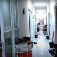 Tak terlalu besar, kos-kosan tersebut berada di kawasan Jakarta dengan harga sewa sekitar Rp 3,2 juta per bulan. Foto: YouTube/Melaney Ricardo