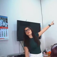 Di dalam kamar kos tersebut tampak terpajang foto nikah Nunung dan Iyan. Diakui Nunung bahwa dirinya mengalami masalah ekonomi sehingga kini terpaksa tinggal di kosan sederhana. Sejak tahun 2019 ia sudah mulai menjual beberapa aset miliknya. Foto: YouTube/Melaney Ricardo
