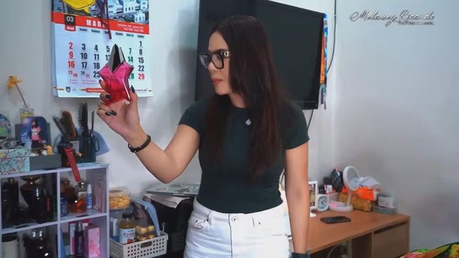 Kamar kos Nunung itu tampak dipenuhi barang-barang milik Nunung dan suami. Seperti parfum dan beberapa tas bermerek yang masih disimpannya karena tak laku dijual. Foto: YouTube/Melaney Ricardo