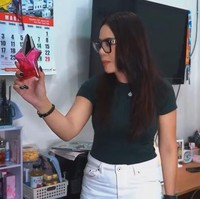Kamar kos Nunung itu tampak dipenuhi barang-barang milik Nunung dan suami. Seperti parfum dan beberapa tas bermerek yang masih disimpannya karena tak laku dijual. Foto: YouTube/Melaney Ricardo