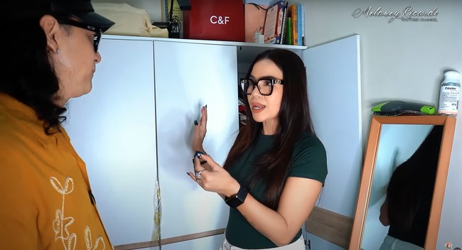 Dulu punya ruangan khusus wardrobe sendiri, sekarang Nunung harus berbagi satu lemari dengan suami untuk menyimpan pakaian-pakaiannya. Foto: YouTube/Melaney Ricardo