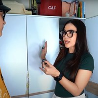 Dulu punya ruangan khusus wardrobe sendiri, sekarang Nunung harus berbagi satu lemari dengan suami untuk menyimpan pakaian-pakaiannya. Foto: YouTube/Melaney Ricardo