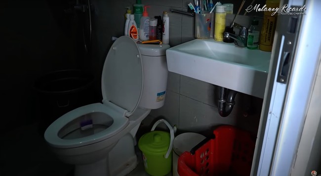 Kamar kos Nunung juga dilengkapi dengan kamar mandi dalam dan closet duduk. Kamar mandinya itu juga tampak dipenuhi barang-barang seperti sabun, shampoo, dan sikat gigi. Foto: YouTube/Melaney Ricardo