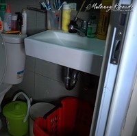 Kamar kos Nunung juga dilengkapi dengan kamar mandi dalam dan closet duduk. Kamar mandinya itu juga tampak dipenuhi barang-barang seperti sabun, shampoo, dan sikat gigi. Foto: YouTube/Melaney Ricardo