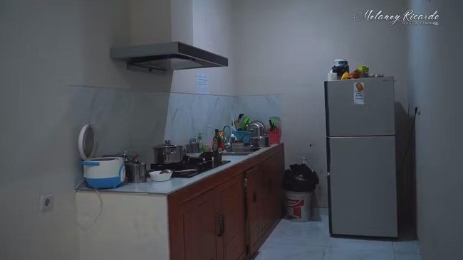 Tak memiliki dapur pribadi, kos-kosan tempat tinggal itu memiliki fasilitas dapur bersama yang dilengkapi kulkas. Sesekali Nunung juga memasak di dapur bersama tersebut. Foto: YouTube/Melaney Ricardo