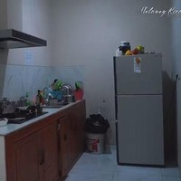 Tak memiliki dapur pribadi, kos-kosan tempat tinggal itu memiliki fasilitas dapur bersama yang dilengkapi kulkas. Sesekali Nunung juga memasak di dapur bersama tersebut. Foto: YouTube/Melaney Ricardo