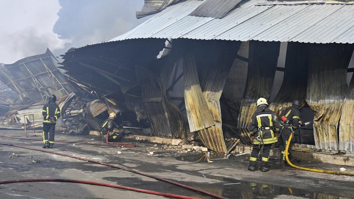 Kota Pelabuhan Ukraina Hancur Diserang Rudal Balistik Rusia Fires burn after a Russian drone attack near Odesa, Ukraine, Tuesday, March 11, 2025. (AP Photo/Michael Shtekel)
